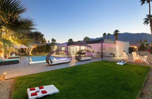 Palm Springs Casa | The Llama House by AvantStay Featured on HGTV Resort Style Pool Spa Permit4277