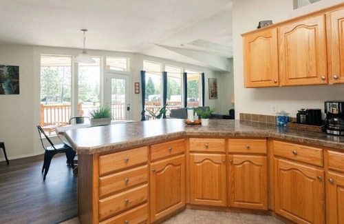 Cave Junction Cabina | The Lodge - 3 bedroom, 2 bath large resort cabin