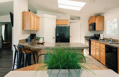 Cave Junction Cabina | The Lodge - 3 bedroom, 2 bath large resort cabin