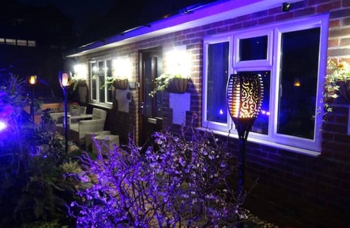 Worthing Casa | The Lodge, A cosy, quality Bungalow near the South Downs National Park.