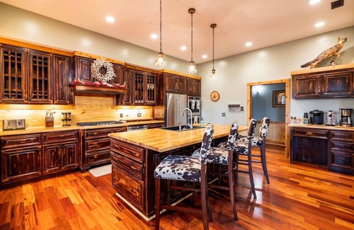 Little Kowaliga Cabina | The Lodge at Lake Martin: Sleeps 35