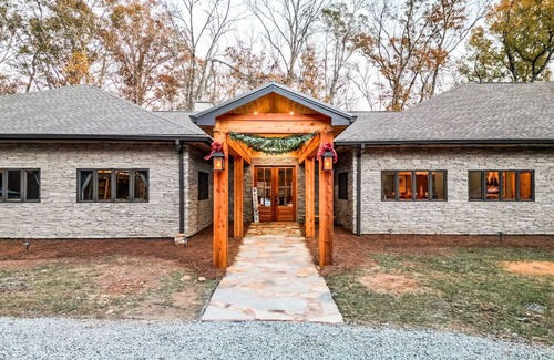 Little Kowaliga Cabina | The Lodge at Lake Martin: Sleeps 35