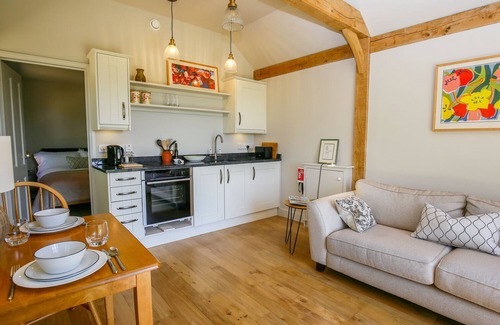 Malmesbury Cabaña | THE LODGE EN MORTONS, romántico en Malmesbury, Ref 1012693