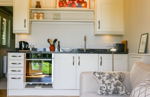 Malmesbury Cabaña | THE LODGE EN MORTONS, romántico en Malmesbury, Ref 1012693