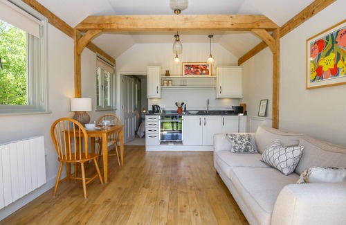 Malmesbury Cabaña | THE LODGE EN MORTONS, romántico en Malmesbury, Ref 1012693