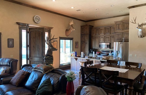 Stilwell Cabina | The lodge at the 4300 acre Hunt Mill Hollow Ranch is a wildlife destination.