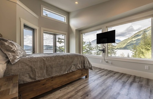 Harrison Hot Springs Cabina | "The Lodge on Harrison Lake" (Suite # 3)