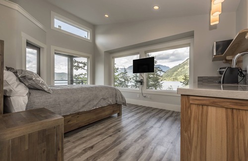Harrison Hot Springs Cabina | "The Lodge on Harrison Lake" (Suite # 3)