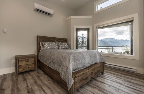Harrison Hot Springs Cabina | "The Lodge on Harrison Lake" (Suite # 3)