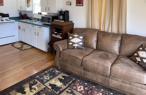 Mountain View Cabaña | " The Lodge" Cottage on edge of town w/ Scenic View