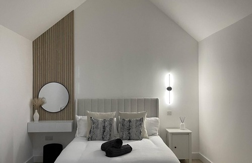 Cowes Cabina | The Lodge Hideaway - Studio Style, Simple Luxury