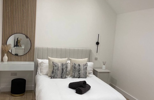 Cowes Cabina | The Lodge Hideaway - Studio Style, Simple Luxury