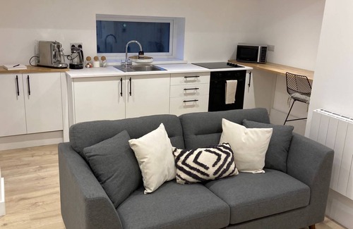 Cowes Cabina | The Lodge Hideaway - Studio Style, Simple Luxury