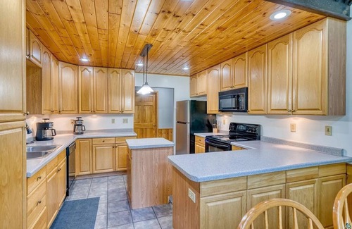 Squaw Lake Cabina | The Lodge: Hot Tub Fireplace RiverFront Pet Friendly Cabin
