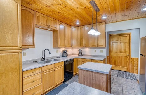 Squaw Lake Cabina | The Lodge: Hot Tub Fireplace RiverFront Pet Friendly Cabin