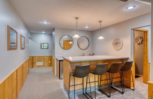 Squaw Lake Cabina | The Lodge: Hot Tub Fireplace RiverFront Pet Friendly Cabin