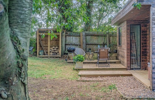 Raithby Cabaña | The Lodge in the Woods
