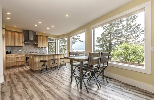 Harrison Hot Springs Cabina | "The Lodge on Harrison Lake" (Main Residence)