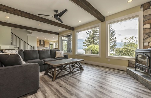 Harrison Hot Springs Cabina | "The Lodge on Harrison Lake" (Main Residence)