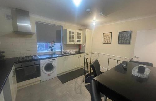 Portswood Casa | The Lodge on Lodge Road (Rayanara)