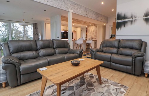 Holywell Cabaña | THE LODGE @ RACECOURSE HOUSE, family friendly in Holywell