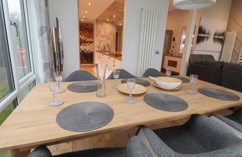 Holywell Cabaña | THE LODGE @ RACECOURSE HOUSE, family friendly in Holywell