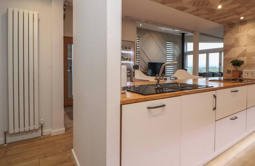 Holywell Cabaña | THE LODGE @ RACECOURSE HOUSE, family friendly in Holywell