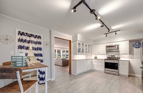 Lake Catherine Cabaña | The Lodge, Sweet Waterfront Cottage, Separate Unit