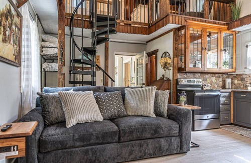 Pinebluff Cabaña | The Loft and Mane Cottage - Romantic Getaway