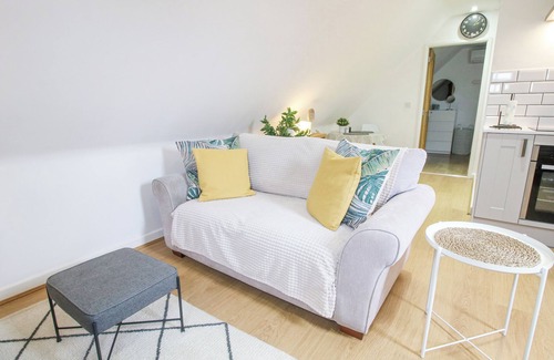 Leighton Cabaña | THE LOFT, family friendly, with hot tub in Ironbridge