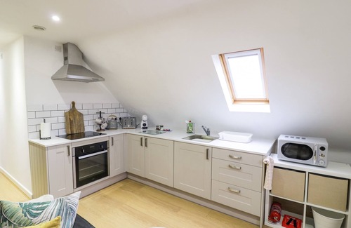Leighton Cabaña | THE LOFT, family friendly, with hot tub in Ironbridge