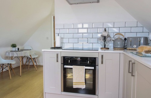 Leighton Cabaña | THE LOFT, family friendly, with hot tub in Ironbridge