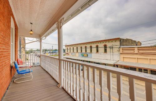 Hondo Apartamento | The Loft - Historic Dtwn Hondo Apt with Balcony