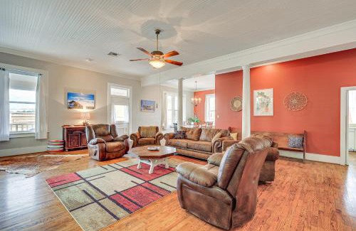 Hondo Apartamento | The Loft - Historic Dtwn Hondo Apt with Balcony