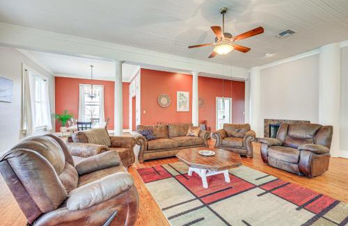 Hondo Apartamento | The Loft - Historic Dtwn Hondo Apt with Balcony