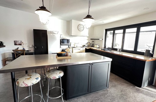 Annandale Condominio | THE LOFT of ANNANDALE Funky oversized warehouse apartment in the village heart