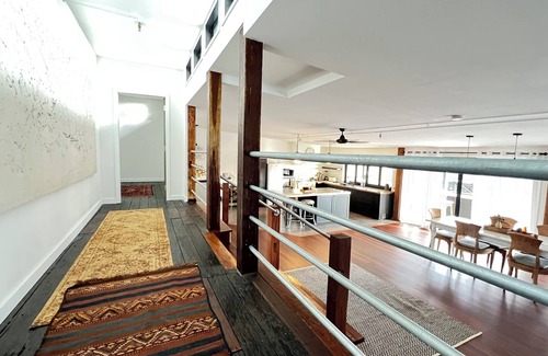 Annandale Condominio | THE LOFT of ANNANDALE Funky oversized warehouse apartment in the village heart
