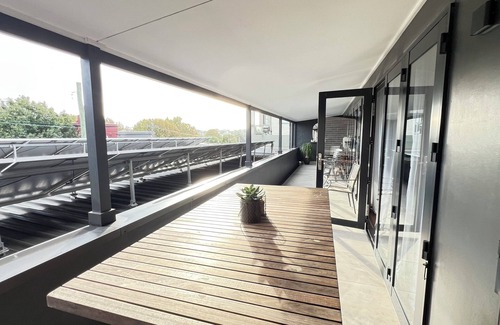 Annandale Condominio | THE LOFT of ANNANDALE Funky oversized warehouse apartment in the village heart