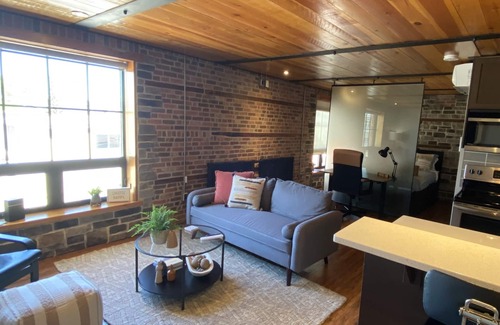 Inner Harbour Apartamento | The Lofts #3 Cozy Downtown Studio Getaway