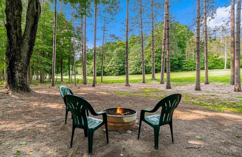 Thompsonville Casa | The Log Cabin