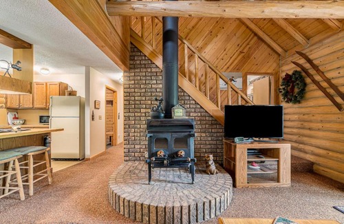 Thompsonville Casa | The Log Cabin