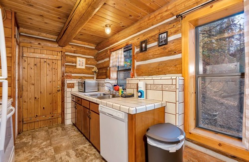 Yosemite National Park Cabina | The Log Home Quintessential Log Cabin in Ynp!