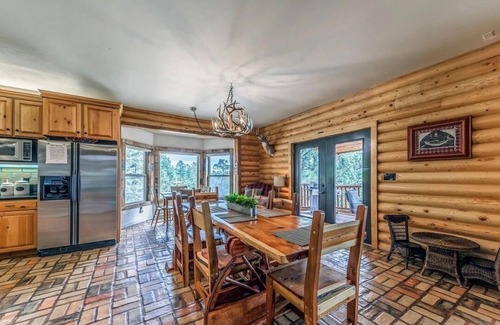 Ruidoso Cabina | The Log Out Lodge, formerly Heaven's Peak, is a 5-bedroom cabin near Midtown