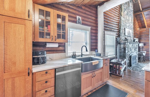 Gladwin Cabina | The Log Weekend: Cozy Up for a Crisp, Colorful Lakeside Escape