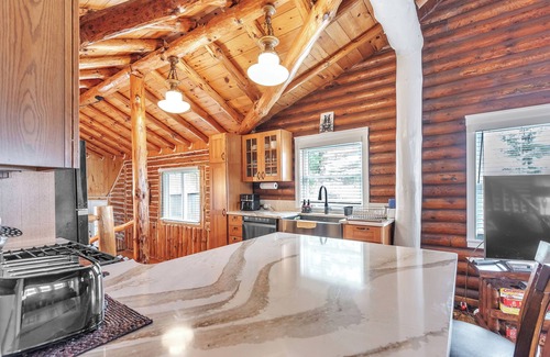 Gladwin Cabina | The Log Weekend: Cozy Up for a Crisp, Colorful Lakeside Escape