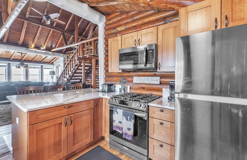 Gladwin Cabina | The Log Weekend: Cozy Up for a Crisp, Colorful Lakeside Escape