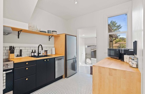 Sunnyside Casa | The Lokal 2 Kings Queen Suite in Sunnyside YYC