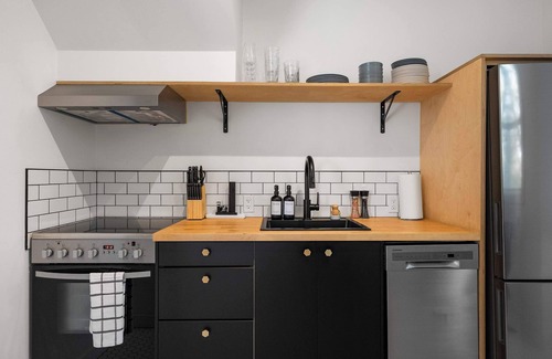 Sunnyside Casa | The Lokal 2 Kings Queen Suite in Sunnyside YYC