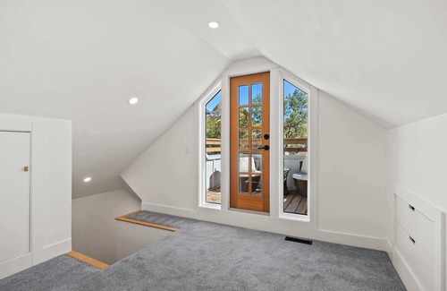 Sunnyside Casa | The Lokal 2 Kings Queen Suite in Sunnyside YYC