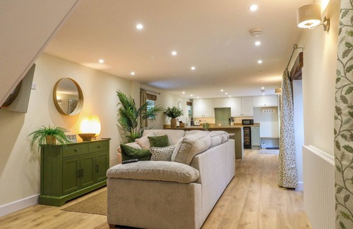 Cotton Casa | THE LONG BARN, family friendly, character holiday cottage in Alton